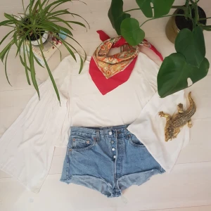  - Wardrobe staple coming through! Klassiska Levi's 501:or som jag köpt här på Plick men som tyvärr var lite för stora på mig. Helt perfekt tvätt och passar till allt! Köp innan jag ångrar mig, haha! 🍉 ☀️🍹