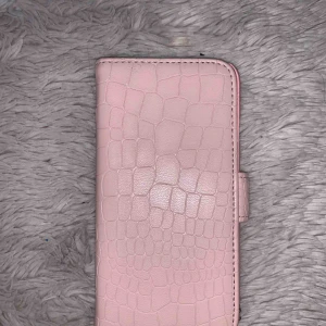  - Säljer detta plånbok skal för 39 kr. Är tillför IPhone 6/6S men passar även IPhone 7 och 8. 