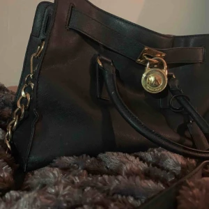  - Äkta Michael kors väska, köpt för 4000 mitt pris 700  Den är i jätte fint skick så gott som ny! 