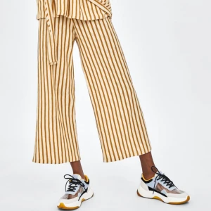  - Säljer dessa jättefina randiga nya byxor från zara, prislappen sitter kvar och dom är endast testade men passade inte mig så säljer dom vidare! Perfekta till sommaren <3