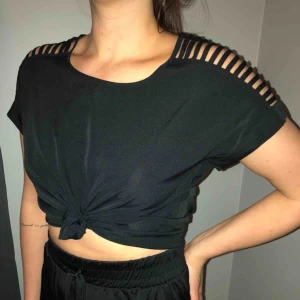  - Säljer denna väldigt snygga tröjan, frakten ingår i priset! Den är använda ett fåtal gånger. 