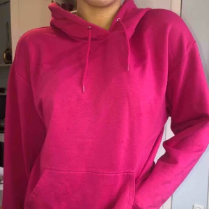  - Rosa hoodie från carlings. Väldigt bra skick! Perfekt rosa färg och väldigt skön:) passar alla storlekar mellan XS-L. Kan mötas upp i Stockholm eller frakta. Frakten tillkommer, cirka 60-70kr