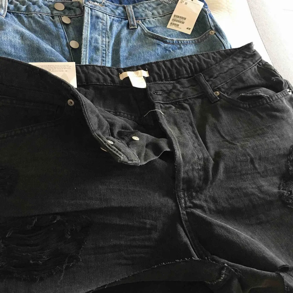 2 par jeansshorts, ett par blåa och ett par svarta. Lite slitna och hög modell. Lite små i storleken, mer som strl 42-44.. Shorts.