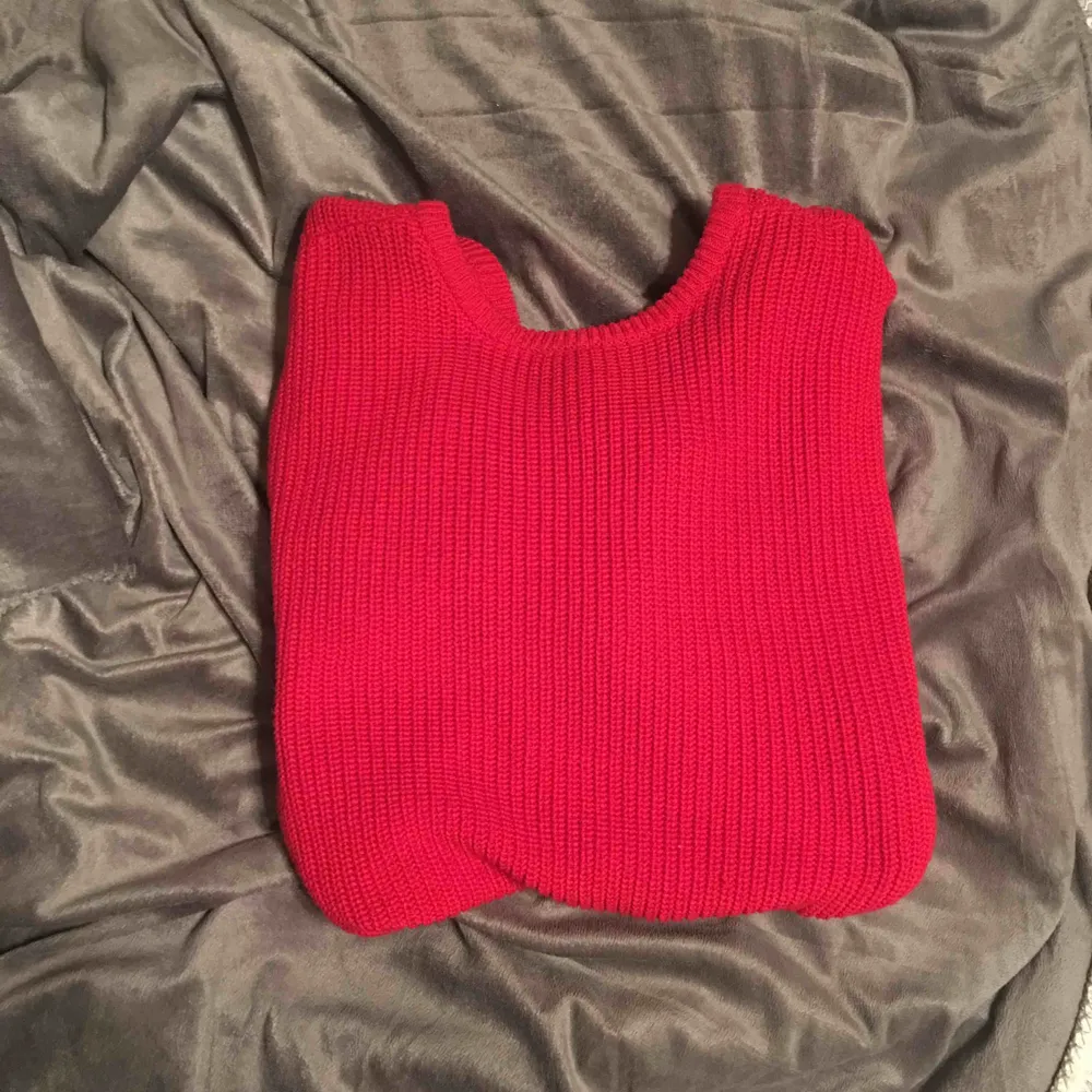 Säljer min fiiina röda stickade tröja från nakd men öppen rygg🤩. Nypris 300 kr. Köparen står för frakt. Stickat.