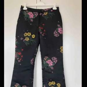  - HM x erdem. Passform mer som en strl 36. Köparen står för evt frakt. 