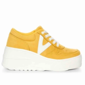  - Gula skor med platå! Använd fåtal gånger, säljer eftersom jag inte använder dem så mycket som jag tänkte mig. Bjuder på frakten :) skriv för mer bilder