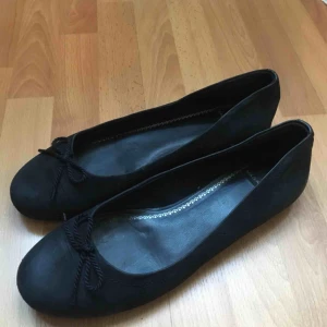  - Svarta ballerina skor från vagabond, använda men u bra skick. Möts upp i Stockholm, fraktar inte🌼