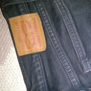  - Super snygga Levis jeans i storlek 28 (Dam waist) säljes då de är för stora. Är i fint skick och är en urblekt svart från början (de är alltså inte sönder tvättade😂).  Kan mötas i Gävle eller så får köparen så för frakten❤️