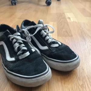  - Svarta vans i storlek 40 Inte använda på cirka 1 år. Men på ena skon är det ett jack därför säljer jag dom ganska billigt