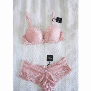  - Bh och trosor i fin rosa spets (oanvända med lapparna kvar)💓 Säljes pga fel storlek. Köparen står för frakt! (Om separat köp, bh: 90kr trosor: 60kr) 👌💓