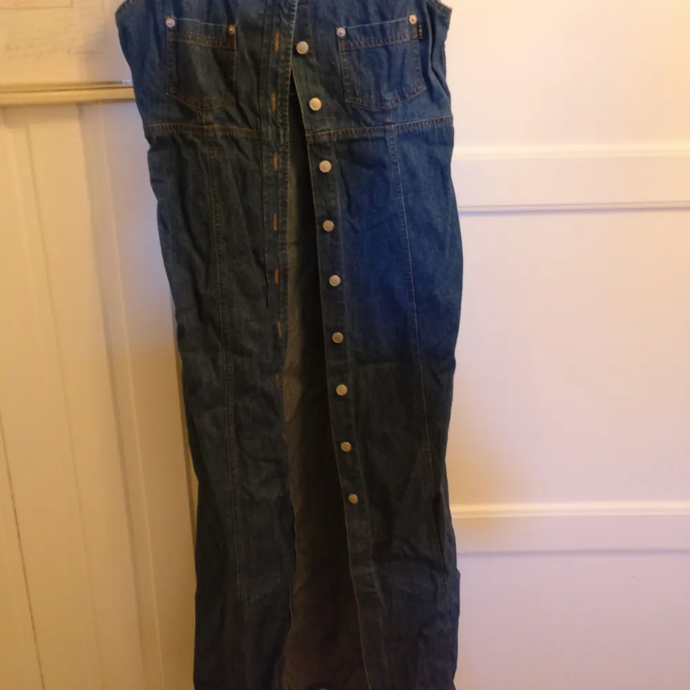Lång jeans klänning köpt från humana secondhand, använd en gång men tyvärr för stor och jag saknar talang för att sy in den :(. Klänningar.