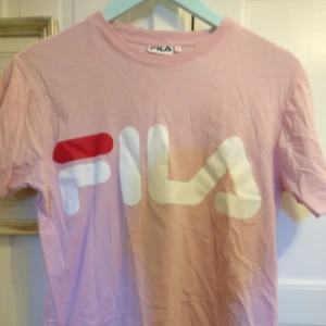  - Rosa fila tröja, knappt använd så väldigt fint skick!  Kan mötas upp i Gävle eller så betalar köparen frakten❤️