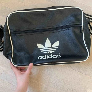 - Adidas väska