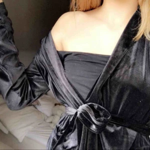  - Snygg blazer i sammet. Från Gina. Nypris 399 Du står för frakten