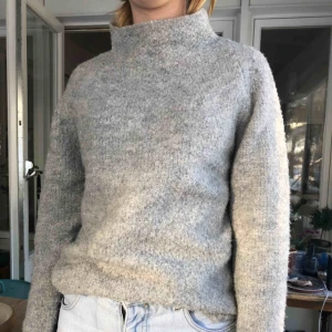  - Mysig tröja från vila i härligt material från vila. Nästan oanvänd  så i mycket fint skick. Passar även S. Kan skicka mer bilder om det önskas. Köparen står för frakten.