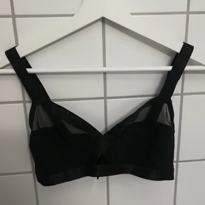  - Bygellös bh med fina detaljer. 