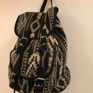  - Mycket fin och fräsch ryggsäck, fack inuti och snabb magnet knappar för öppning och stängning. Kan skickas, men kan annars hämtas upp i Enskededalen då frakten är väldigt dyr =36-54:- 