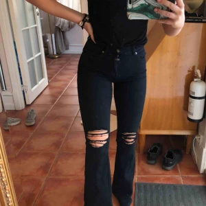  - OBS! Smutsen på bilden är på spegeln och inte jeansen! Populära bootcut jeans från dr denim! Använda 3 gånger, där av toppenskick! Normala i storleken, möts på Östermalm eller så tillkommer fraktkostnad. Skriv för fler bilder. Nypris: 500kr🥰