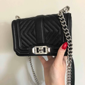  - Liten svart väska med silverdetaljer från Rebecca Minkoff. Väskan är i perfekt skick och använd vid fåtal tillfällen. Originalpris 2800kr. 