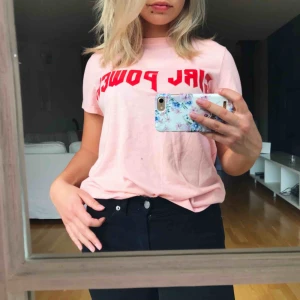  - Rosa t-shirt med rött girlpower tryck från bikbok. Fraktar men fraktkostnad tillkommer😊