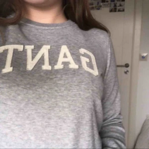  - En tröja från GANT, str S. Den är använd ett antal gånger men nu för tiden använder jag den inte, tycker därför att det är bättre att sälja den än att slänga. *frakt ingår inte*