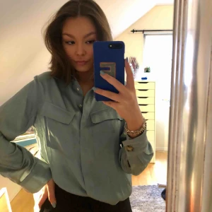 - Säljer denna superfina blus från Mango. Jättefin nu till våren och sommaren, både till vardags, men även fest!
