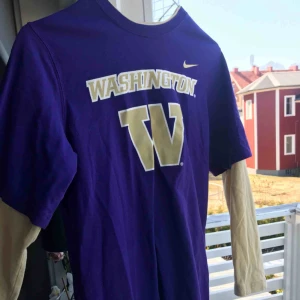  - Super snygg vintage tröja från nike, köpt på beyond retro. Använd en gång. Storleken är L men fungerar bra på mig som är S, då blir den lite over sized. Frakten går på 60kr, för fler bilder skriv!