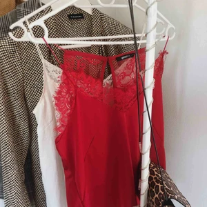  - Fint rött spetslinne med i svalt tyg! Superfin till sommaren. Använd ca 3 gånger, nyskick utom en liten liten noppra där fram (syns knappt)