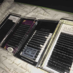  - Fransar till fransförlängning JULASH 0,05 D curl mix(120 kr), EMILYSTORES 0,07 D curl 8-14 mm (100 kr)Dollylash mink Lashes 0,07 B curl 12 mm (80 kr) JULASH flat lash 0.20 C curl 8mm (120 kr) Paketpris: 325 kr alla kostar mellan 100-250 kr i nypris