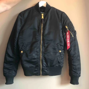  - Alpha industries jacka i storlek XS. Fodrad. Väldigt fint skick. 
