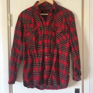  - Mysig skjorta från Fjällräven. Rymlig i storleken.