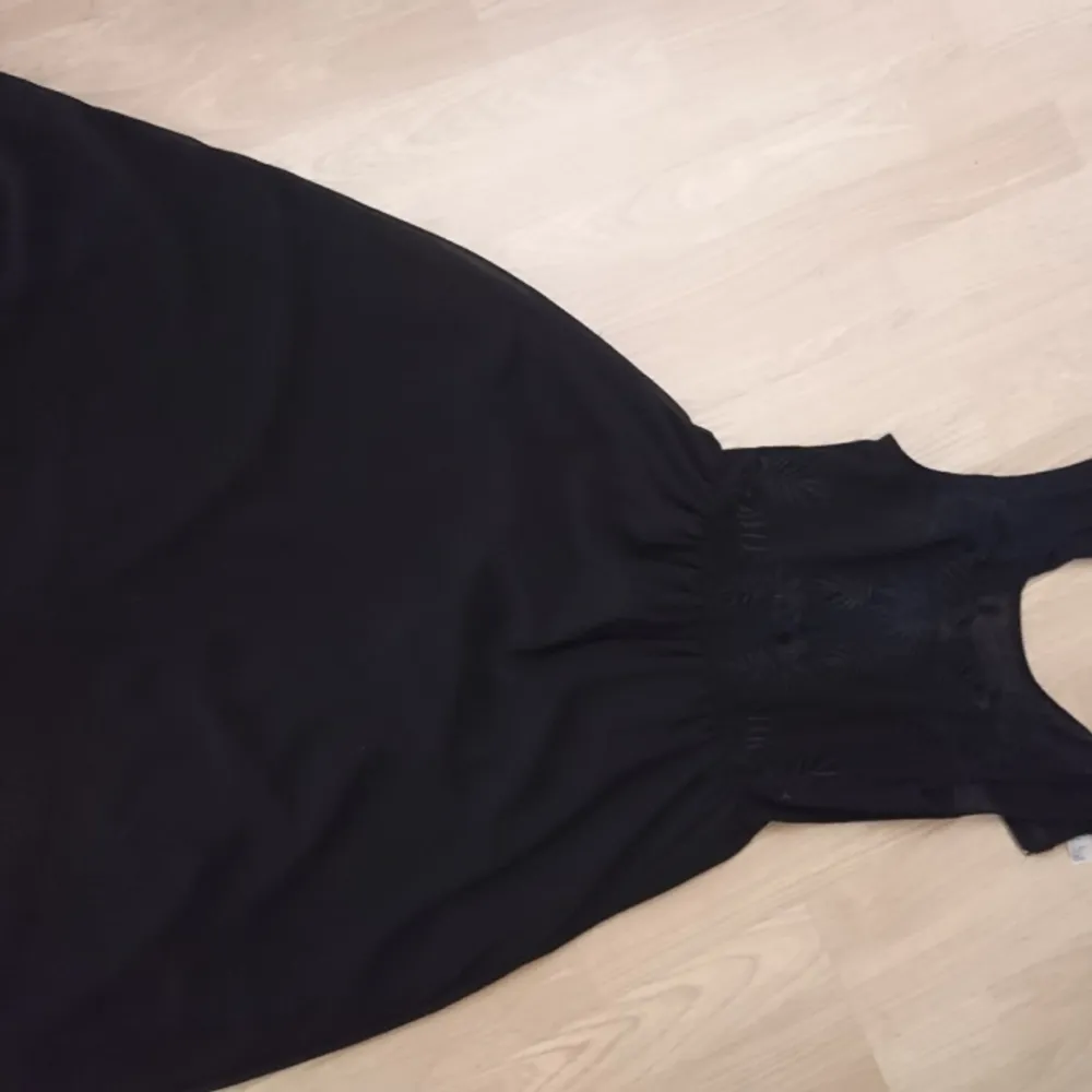 Jättefin svart klänning med delvis genomskinlig överdel. Asymmetrisk nederkant. . Klänningar.