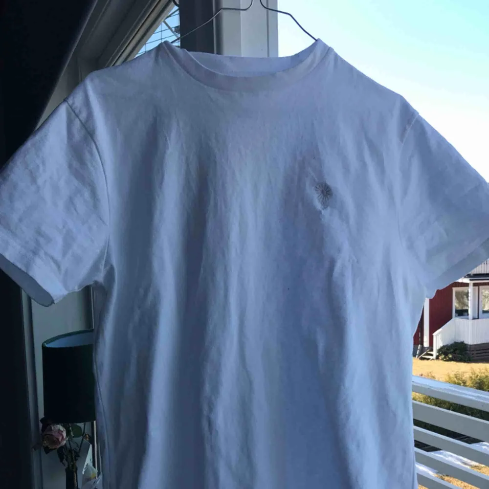 Oversized tröja från urban outfitters. Super fin och fräsch, använd en gång. Frakten går på 60kr , för bättre bilder skriv privat. T-shirts.