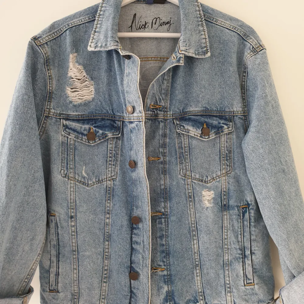 Nicki Minaj x H&M denim jacket  Haven't been in much use, therefore selling it. Jacket is in great condition. Size is in mens' S and it is oversized on me. Feel free to try it on :) . Jackor.