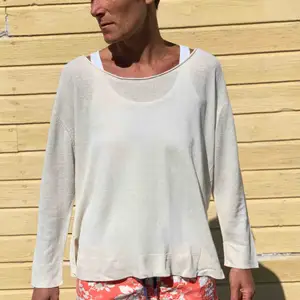 En tunt stickad, sandfärgad tröja med båturringning som passar nu till sommaren. Den är i gott skick och från märket Wera. 
