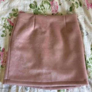  - Så fin kjol som tyvärr aldrig kommer till användning. Från bikbok i storlek xs men passar även s då den töjer sig. 