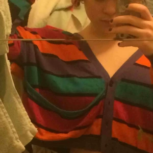  - En overzised kort kofta/blus med kultiga ferger, ränder och knappar, tunn, mjuk och skön