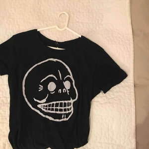  - Snygg t-shirt från Cheap Monday