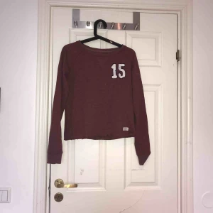  - Vinröd tröja från lager 157 i bra skick! Kan mötas upp i Uppsala eller så står köparen för frakten!:)