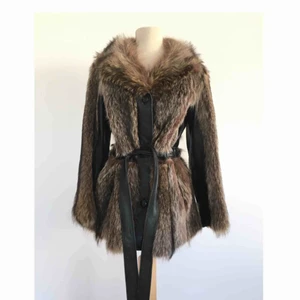 Äkta päls med skinndetaljer - Äkta päls med skinndetaljer.  Märke: Turkis Finland (vintage). Storlek: Saknas, men uppskattningsvis 36/38. Skick: Mycket gott. Använd endast en gång.  Pris: Bud från 1000 kronor i kommentarsfältet.  Frakt: Betalas av köparen.