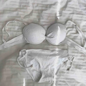 - Vit bikini med mönster! Storlek xs i nederdel och 75 B i överdel. Ny skick! Använd 2 gånger. Nypris: 349
