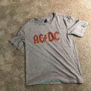 Acdc T-shirts från H&M | Köp begagnat på Plick