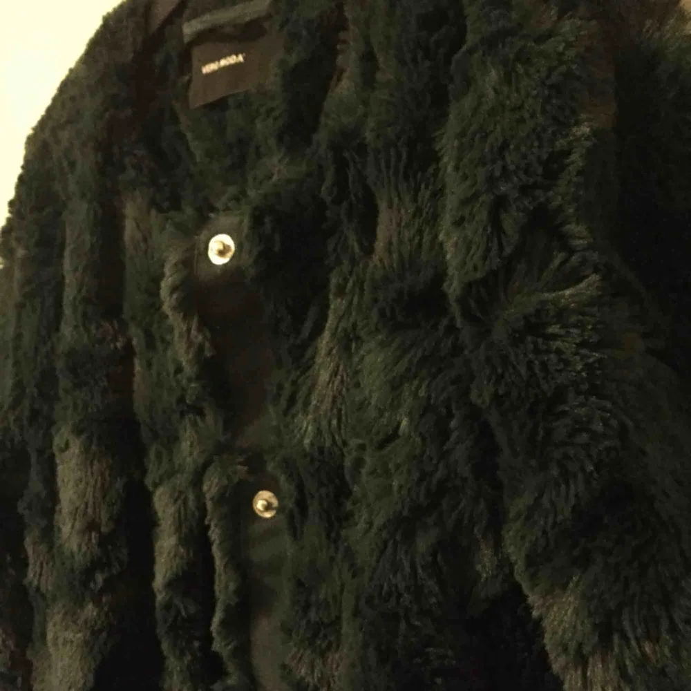 Jättefin grön imitations pälsjacka från Vero Moda! Säljer pga att den inte kommer till användning, jättefint skick! Köparen står för frakt(:. Jackor.