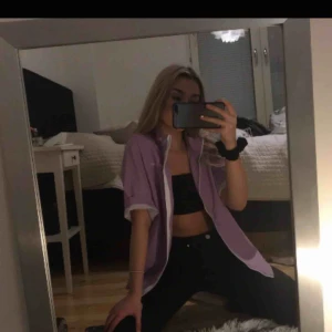  - Ser ut som en skjorta men den har en dragkedja, och är en sport liknande kofta. Stor storlek