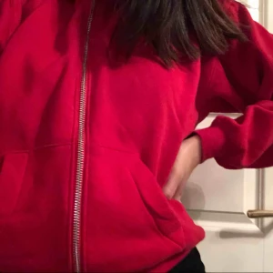  - En fin röd tröja med silverkedja.använd 3-4gånger. Köpt från hm för 200kr. Storlek XS men passar även S.