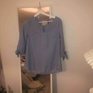  - Blus/skjorta från Holly & Whyte, knappt använd