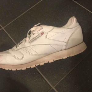 - Säljer ett par Reebok Classic sneakers i läder i storlek 39. Skit snygga och skit bekväma! Säljs för 300kr, kan sänkas vid snabbaffär.  