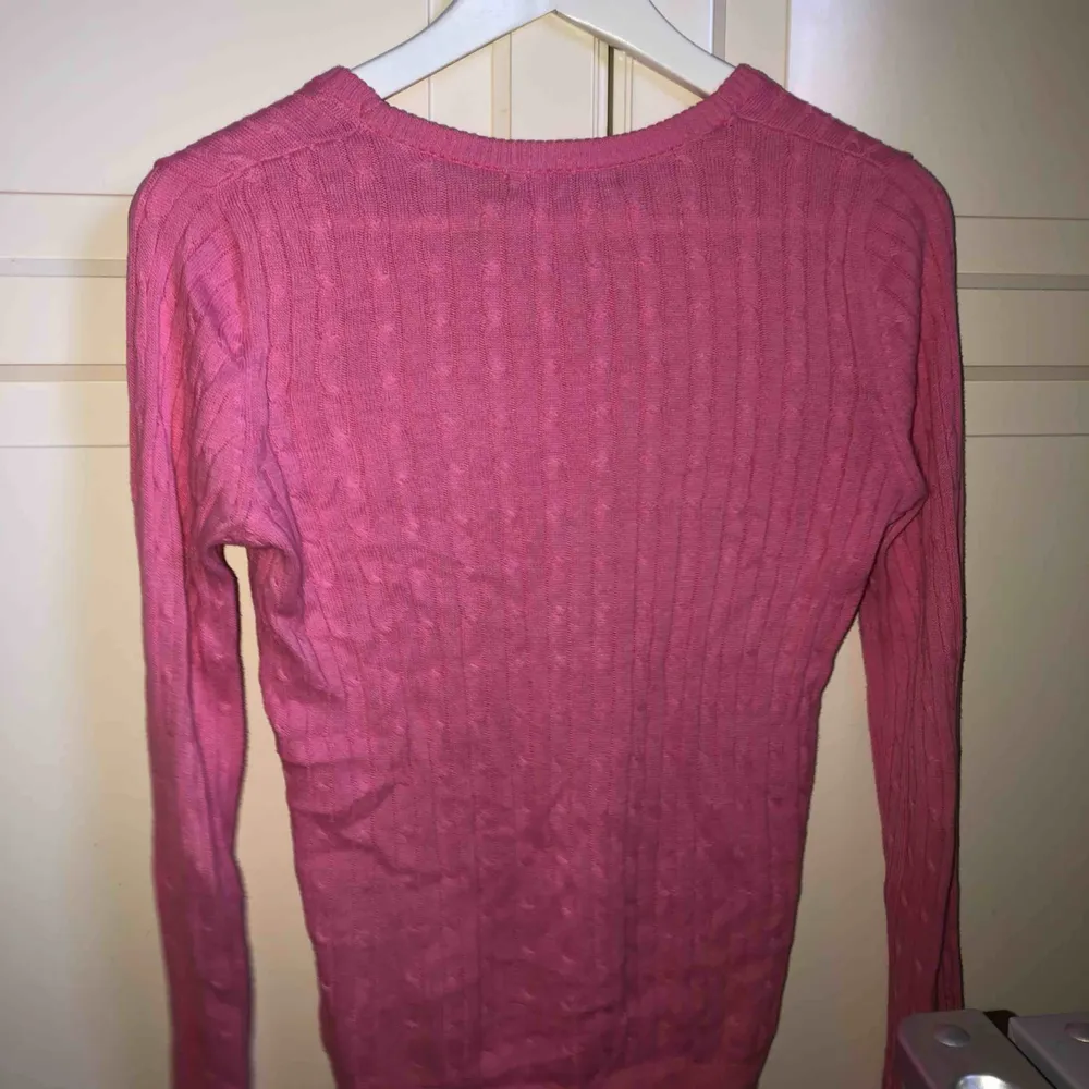 Rosa kabelstickad tröja från Gina tricot. Stickat.