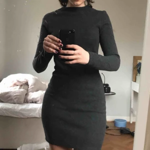  - Grå klänning från Zara i ett tjockare material! Super fin men används tyvärr inte. Storleken är small men passar en XS också💖OBS! Stängs helt i ryggen men kunde inte dra upp dragkedjan själv haha. köparen står för frakten! 