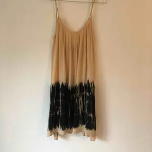 Batikmönstraklänning från Topshop. Aldrig använda av mig. Köpt på tradera. 